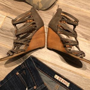 Crown Vintage beautiful NWOTB Wedges grey/olive